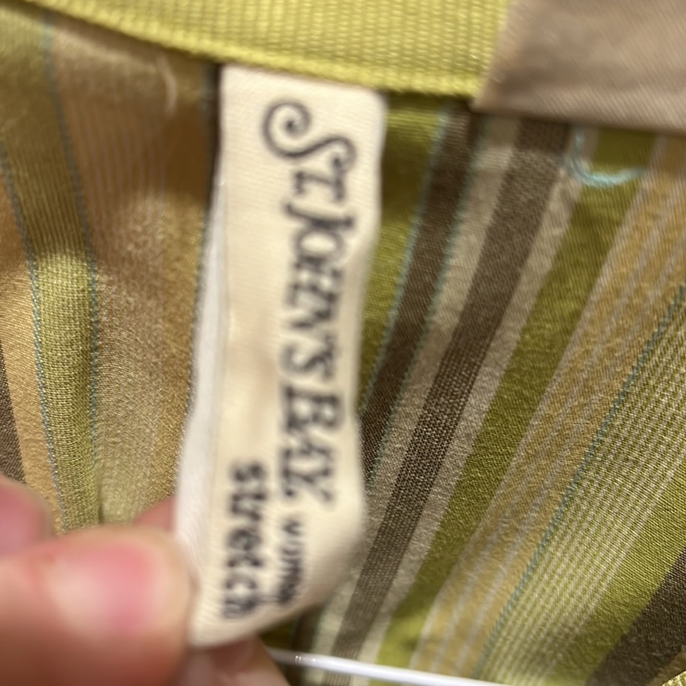 Button down shirt- like new - Picture 4 of 10